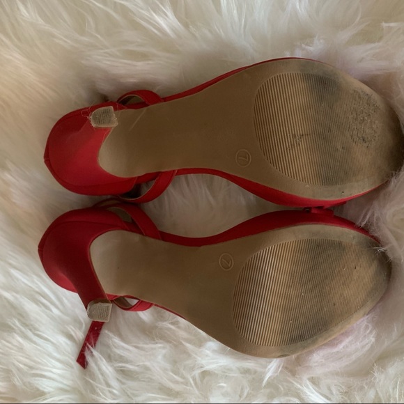 Beautiful red heels! - Picture 3 of 3